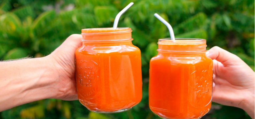 Carrot juice and fresh carrots